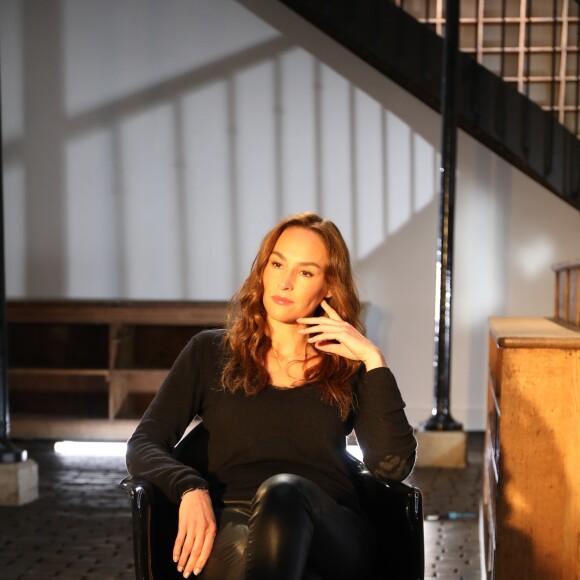 Vanessa Demouy lors de l'enregistrement de l'émission "Animaux Stars", présentée par Bernard Montiel à Paris. L'émission sera diffusée samedi 2 décembre à 18h30 sur la chaîne Animaux.
