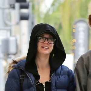 Kaley Cuoco et son petit ami Karl Cook font du shopping dans les rues de Beverly Hills, le 7 décembre 2016