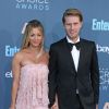 Kaley Cuoco et son compagnon Karl Cook lors de la 22ème soirée annuelle Critics' Choice Awards au Barker Hangar à Santa Monica, le 11 décembre 2016. 