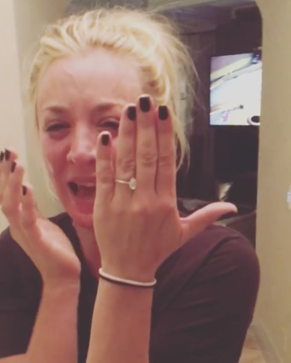 Kaley Cuoco annonçant ses fiançailles avec Karl Cook sur Instagram le 30 novembre 2017