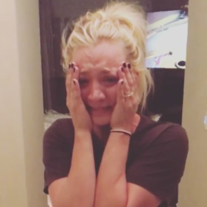 Kaley Cuoco annonçant ses fiançailles avec Karl Cook sur Instagram le 30 novembre 2017