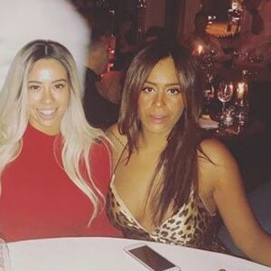 Amel Bent sexy en look félin pur une soirée entre filles. Instagram, novembre 2017.
