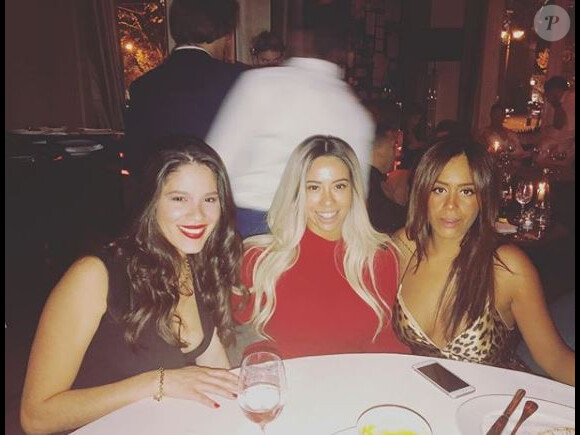 Amel Bent sexy en look félin pur une soirée entre filles. Instagram, novembre 2017.