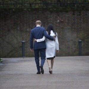 Le prince Harry et Megan Markle repartant l'un contre l'autre après la séance photo de l'annonce de leurs fiançailles, le 27 novembre 2017 au palais de Kensington.