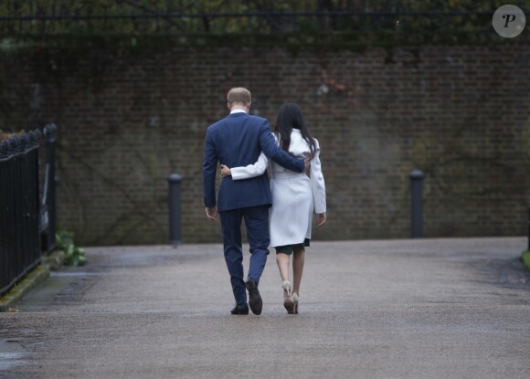 Le prince Harry et Megan Markle repartant l'un contre l'autre après la séance photo de l'annonce de leurs fiançailles, le 27 novembre 2017 au palais de Kensington.