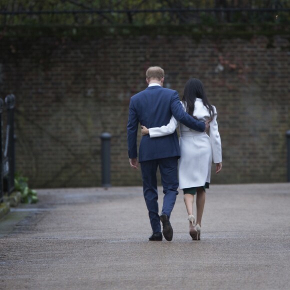 Le prince Harry et Megan Markle repartant l'un contre l'autre après la séance photo de l'annonce de leurs fiançailles, le 27 novembre 2017 au palais de Kensington.