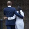 Le prince Harry et Megan Markle repartant l'un contre l'autre après la séance photo de l'annonce de leurs fiançailles, le 27 novembre 2017 au palais de Kensington.