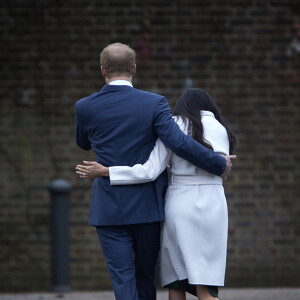 Le prince Harry et Megan Markle repartant l'un contre l'autre après la séance photo de l'annonce de leurs fiançailles, le 27 novembre 2017 au palais de Kensington.