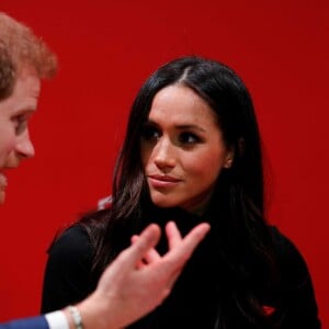 Le prince Harry et Meghan Markle en mission officielle quatre jours après leurs fiançailles à Nottingham le 1er decembre 2017.