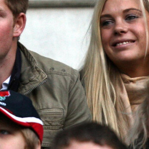 Le prince Harry et Chelsy Davy en septembre 2009 en tribunes lors d'un match de rugby.