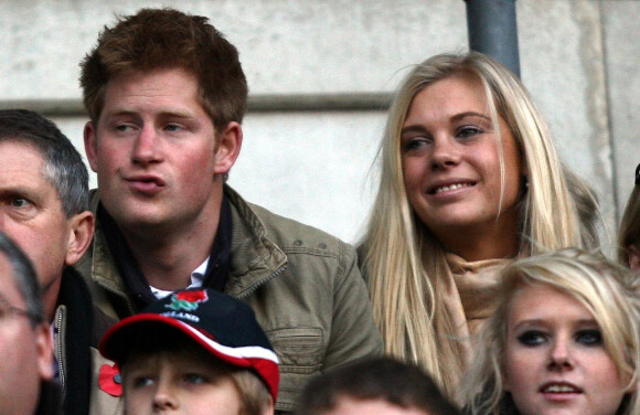 Le prince Harry et Chelsy Davy en septembre 2009 en tribunes lors d'un match de rugby.