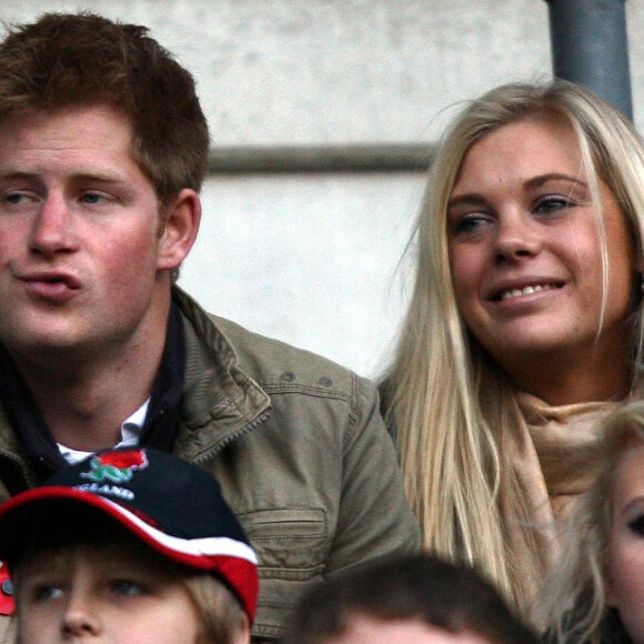 Le prince Harry et Chelsy Davy en septembre 2009 en tribunes lors d'un match de rugby.