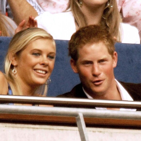 Chelsy Davy et le prince Harry en tribunes au stade en juillet 2007.