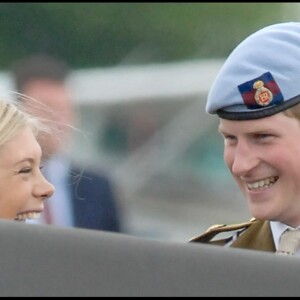 Chelsy Davy avec le prince Harry lors de la remise de ses ailes en mai 2010 sur une base de la RAF.