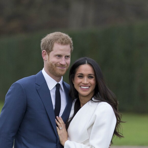 Le Prince Harry et Meghan Markle posent à Kensington palace après l'annonce de leur mariage au printemps 2018 à Londres le 27 novembre 2017.