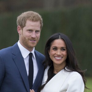 Le Prince Harry et Meghan Markle posent à Kensington palace après l'annonce de leur mariage au printemps 2018 à Londres le 27 novembre 2017.