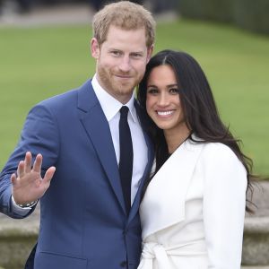 Le Prince Harry et Meghan Markle posent à Kensington palace après l'annonce de leur mariage au printemps 2018 à Londres le 27 novembre 2017.