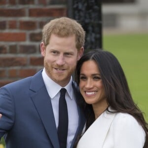 Le Prince Harry et Meghan Markle posent à Kensington palace après l'annonce de leur mariage au printemps 2018 à Londres le 27 novembre 2017.