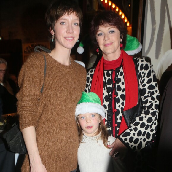 Sara Giraudeau avec sa fille Mona Hubert et sa mère Anny Duperey - Grand rendez-vous national des Pères Noël verts du Secours Populaire pour le lancement des tournées solidaires France, Europe et monde, en présence des marraines et parrains, ainsi que des membres du Club des partenaires solidaires. Au Musée des Arts Forains, à Paris, le 4 décembre 2017. © CVS/Bestimage