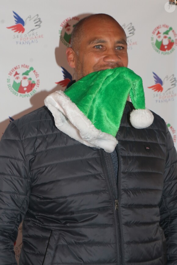 Romain Magellan - Grand rendez-vous national des Pères Noël verts du Secours Populaire pour le lancement des tournées solidaires France, Europe et monde, en présence des marraines et parrains, ainsi que des membres du Club des partenaires solidaires. Au Musée des Arts Forains, à Paris, le 4 décembre 2017. © CVS/Bestimage