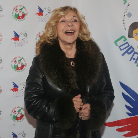 Nicoletta - Grand rendez-vous national des Pères Noël verts du Secours Populaire pour le lancement des tournées solidaires France, Europe et monde, en présence des marraines et parrains, ainsi que des membres du Club des partenaires solidaires. Au Musée des Arts Forains, à Paris, le 4 décembre 2017. © CVS/Bestimage