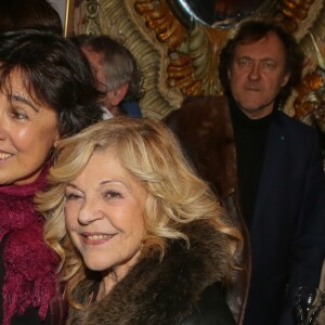 Isabelle Alonso et Nicoletta - Grand rendez-vous national des Pères Noël verts du Secours Populaire pour le lancement des tournées solidaires France, Europe et monde, en présence des marraines et parrains, ainsi que des membres du Club des partenaires solidaires. Au Musée des Arts Forains, à Paris, le 4 décembre 2017. © CVS/Bestimage