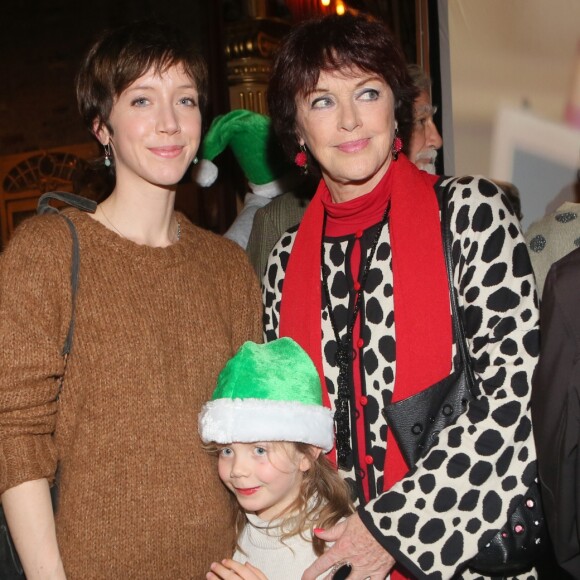 Sara Giraudeau avec sa fille Mona Hubert et sa mère Anny Duperey - Grand rendez-vous national des Pères Noël verts du Secours Populaire pour le lancement des tournées solidaires France, Europe et monde, en présence des marraines et parrains, ainsi que des membres du Club des partenaires solidaires. Au Musée des Arts Forains, à Paris, le 4 décembre 2017. © CVS/Bestimage