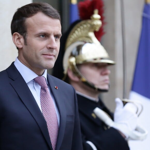 Le Président de la République, Emmanuel Macron, raccompagne le président de la Bulgarie, Roumen Radev après un entretien au Palais de l'Elysée Paris, France, le 4 décembre 2017. © Stéphane Lemouton/Bestimage