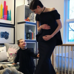 Coco Rocha enceinte et sa fille Ioni James annonçant sa grossesse sur Instagram le 4 décembre 2017