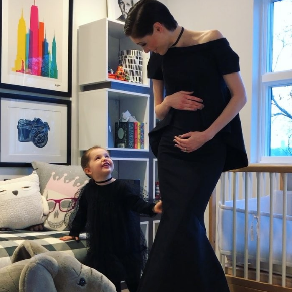 Coco Rocha enceinte et sa fille Ioni James annonçant sa grossesse sur Instagram le 4 décembre 2017