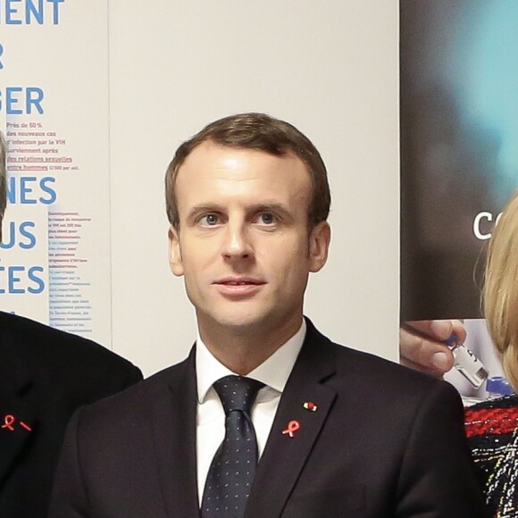 Le président Emmanuel Macron, la première dame Brigitte Macron (en veste Balmain) lors de la visite du centre hospitalier Delafontaine à Saint-Denis dans le cadre de la journée mondiale de lutte contre le Sida le 1er décembre 2017. © Stéphane Lemouton / Bestimage