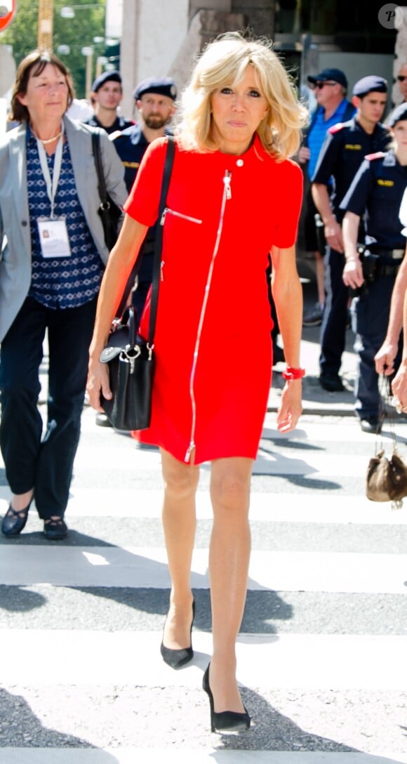 Brigitte Macron (Trogneux) (robe Nicolas Ghesquière pour Louis Vuitton) rejoint son hôtel, le Sheraton, à son arrivée à Salzbourg avec Eveline Steinberger, la femme du chancelier d'Autriche le 23 août 2017.