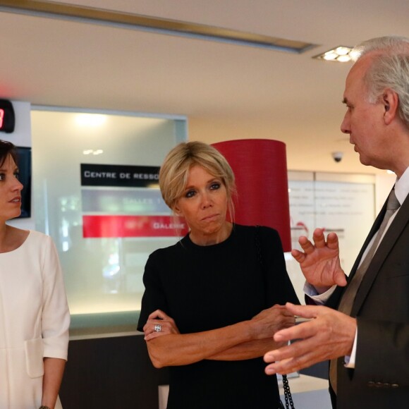 Exclusif - La femme du président français Brigitte Macron (Trogneux) (habillée en Vuitton, chaussures Carel) et la compagne du Premier ministre belge Amélie Derbaudrenghien ont effectué une escapade dans le centre de Bruxelles, le jeudi 25 mai 2017. © Sébastien Valiela/Bestimage