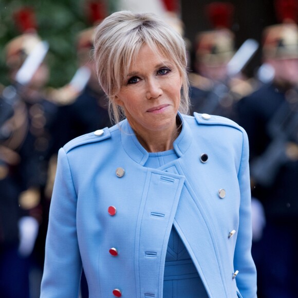 Brigitte Macron (Trogneux) (robe bleue lavande, qui lui est prêtée par Louis Vuitton, conçue par N. Ghesquière) - Passation de pouvoir entre Emmanuel Macron et François Hollande au Palais de l'Elysée à Paris le 14 mai 2017. © Cyril Moreau / Bestimage