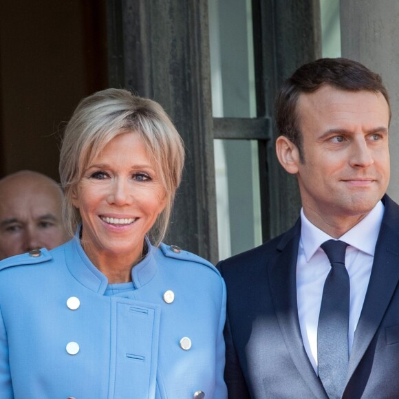 Emmanuel Macron (costume "Jonas & Cie" (rue d'Aboukir à Paris) à 450 Euros) et sa femme Brigitte Macron (Trogneux) (robe bleue lavande, qui lui est prêtée par Louis Vuitton, conçue par N. Ghesquière) - Passation de pouvoir entre Emmanuel Macron et François Hollande au Palais de l'Elysée à Paris le 14 mai 2017. © Cyril Moreau / Bestimage