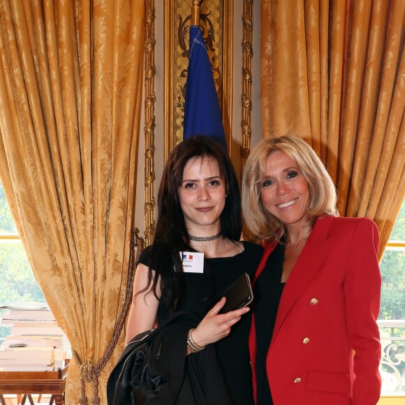 Le président français Emmanuel Macron et sa femme la première dame Brigitte Macron (Trogneux), en veste Alexandre Vauthier, ont reçu une dizaine de jeunes atteints d'autisme lors du lancement de la concertation autour du 4ème plan autisme au palais de l'Elysée à Paris, le 6 juillet 2017. © Sébastien Valiela/Bestimage