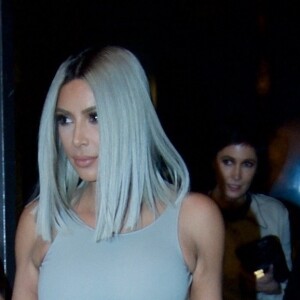 Kim Kardashian de sortie le soir dans The Grove à Hollywood, le 4 décembre 2017.
