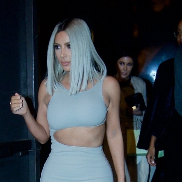 Kim Kardashian de sortie le soir dans The Grove à Hollywood, le 4 décembre 2017.