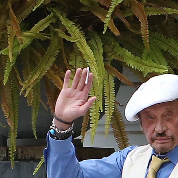 Exclusif -  Johnny Hallyday habillé en Gatsby le Magnifique et sa fille Joy nous saluent depuis sa maison de Pacific Palissade le 13 juin 2015.