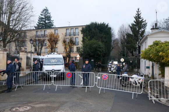 Dispositif de sécurité autour de la maison de Johnny Hallyday après son décès à Marnes-la-Coquette, France, le 6 décembre 2017.