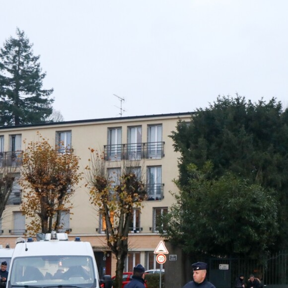 Dispositif de sécurité autour de la maison de Johnny Hallyday après son décès à Marnes-la-Coquette, France, le 6 décembre 2017.