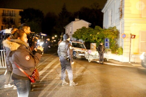 Dispositif de sécurité autour de la maison de Johnny Hallyday après son décès à Marnes-la-Coquette, France, le 6 décembre 2017.