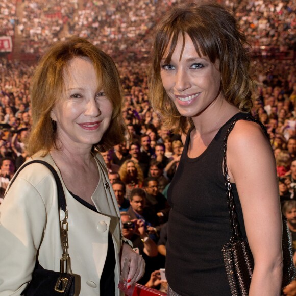Exclusif - Nathalie Baye et sa fille Laura Smet - People au concert de Johnny Hallyday au POPB de Bercy a Paris - Jour 2. Le 15 juin 2013.