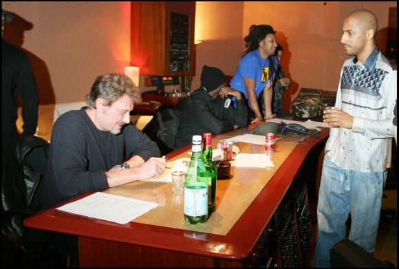 EXCLUSIF - Johnny Hallyday, le Ministère AMER et Doc Gynéco en studio. Suresnes, mars 2005.