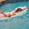 Karine Ferri dévoile sa silhouette de rêve en bikini, lors de ses vacances au bord d'une piscine en août 2017.