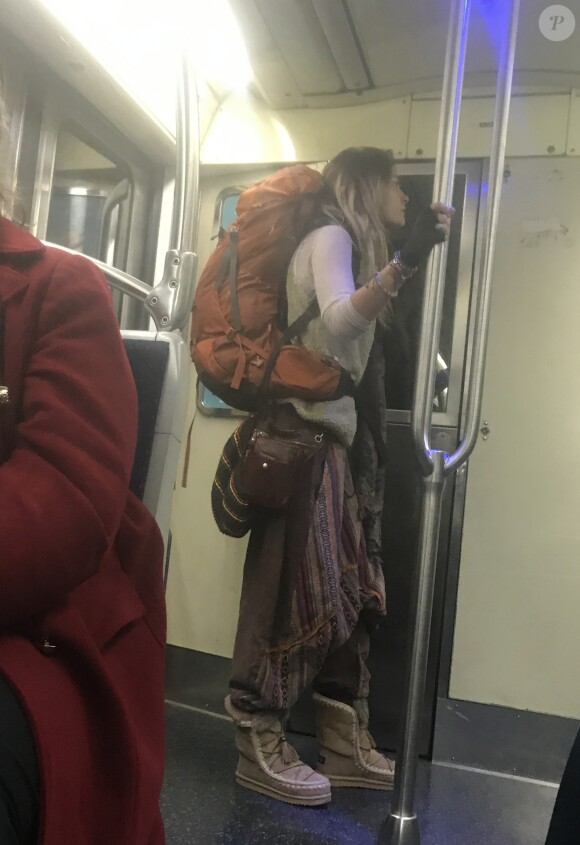 Exclusif - Paris Jackson quitte l'appartement de son cousin avec toutes ses affaires dans un sac à dos de randonnée pour emménager chez un couple d'amis à Paris le 22 novembre 2017. En fin d'après-midi Paris s’est rendue sur la terrasse d’un café et a discuté avec un ami en face time avant de prendre le métro pour aller s'installer chez ses amis.