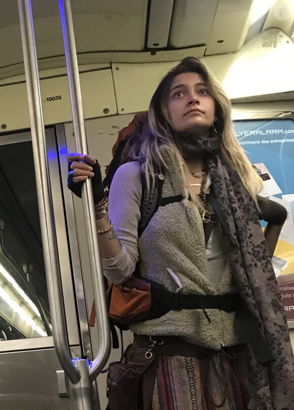 Exclusif - Paris Jackson quitte l'appartement de son cousin avec toutes ses affaires dans un sac à dos de randonnée pour emménager chez un couple d'amis à Paris le 22 novembre 2017. En fin d'après-midi Paris s’est rendue sur la terrasse d’un café et a discuté avec un ami en face time avant de prendre le métro pour aller s'installer chez ses amis.