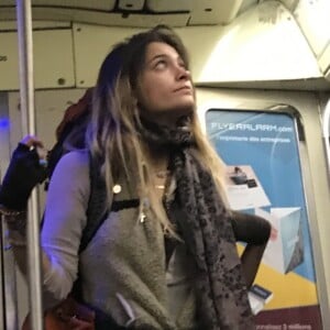 Exclusif - Paris Jackson quitte l'appartement de son cousin avec toutes ses affaires dans un sac à dos de randonnée pour emménager chez un couple d'amis à Paris le 22 novembre 2017. En fin d'après-midi Paris s’est rendue sur la terrasse d’un café et a discuté avec un ami en face time avant de prendre le métro pour aller s'installer chez ses amis.