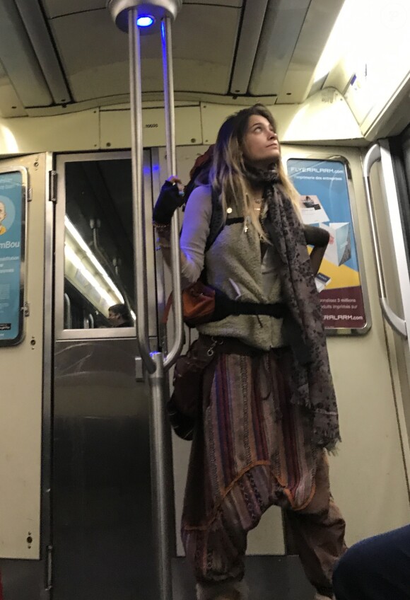 Exclusif - Paris Jackson quitte l'appartement de son cousin avec toutes ses affaires dans un sac à dos de randonnée pour emménager chez un couple d'amis à Paris le 22 novembre 2017. En fin d'après-midi Paris s’est rendue sur la terrasse d’un café et a discuté avec un ami en face time avant de prendre le métro pour aller s'installer chez ses amis.