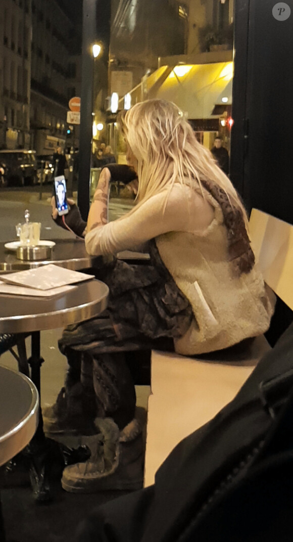 Exclusif - Paris Jackson quitte l'appartement de son cousin avec toutes ses affaires dans un sac à dos de randonnée pour emménager chez un couple d'amis à Paris le 22 novembre 2017. En fin d'après-midi Paris s’est rendue sur la terrasse d’un café et a discuté avec un ami en face time avant de prendre le métro pour aller s'installer chez ses amis.